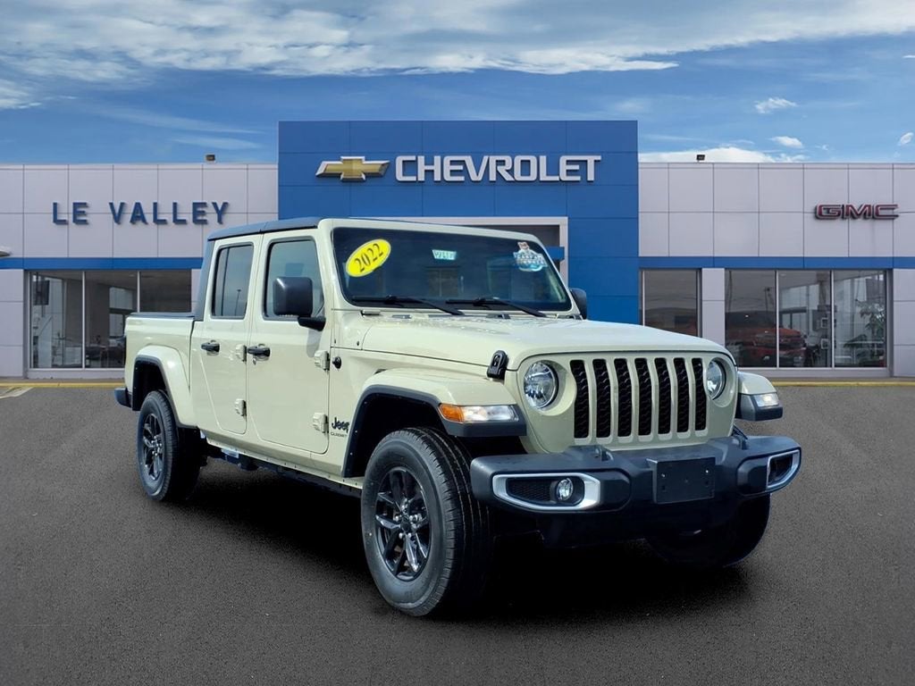 2022 Jeep Gladiator Sport S in Tan — front three-quarter view