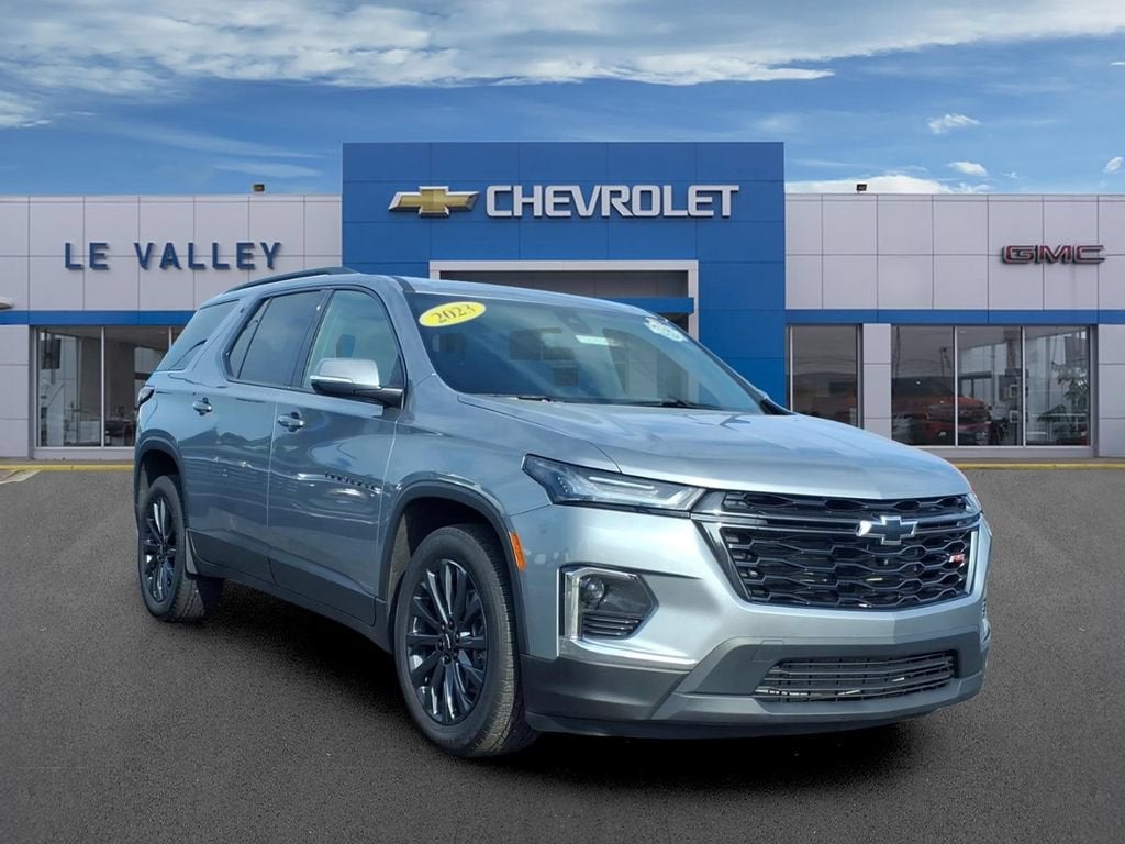 2023 Chevrolet Traverse RS in Sterling Gray Metallic — front three-quarter view