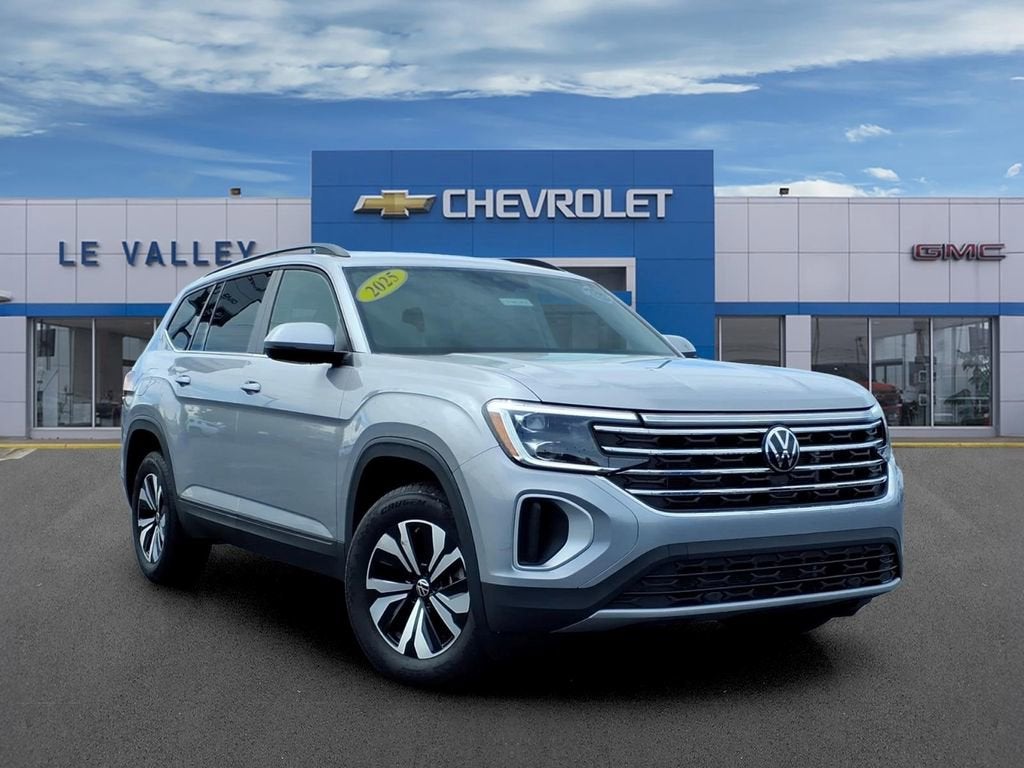 2025 Volkswagen Atlas 2.0T SE in Silver — front three-quarter view