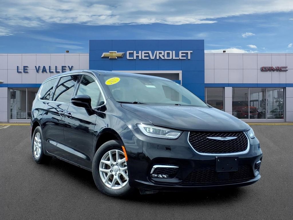 2025 Chrysler Pacifica Select in Black — front three-quarter view