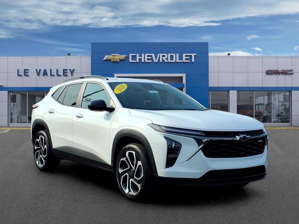 2025 Chevrolet Trax 2RS in Summit White — front three-quarter view