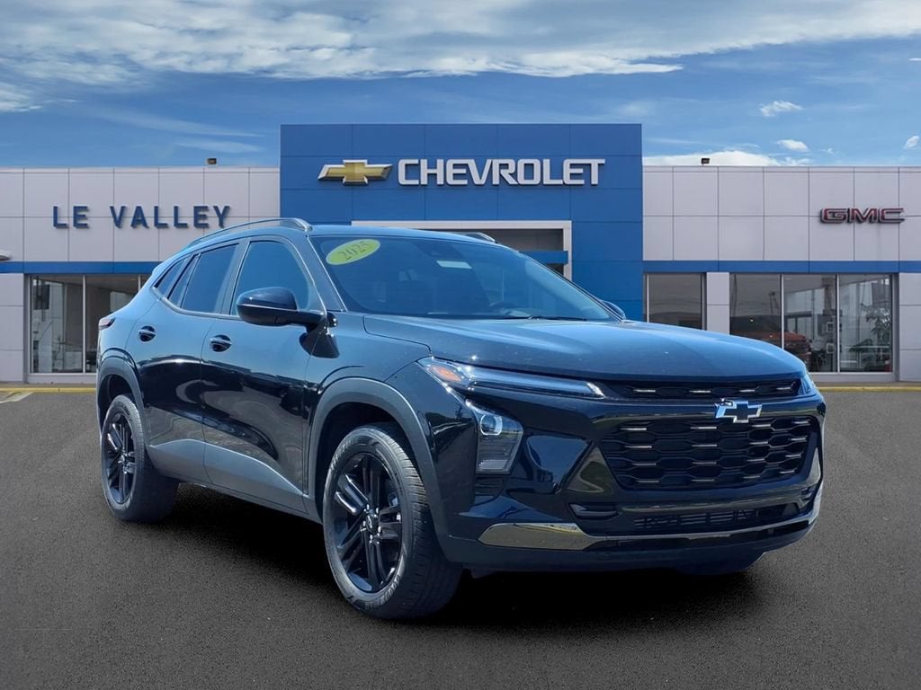 2025 Chevrolet Trax ACTIV in Mosaic Black Metallic — front three-quarter view